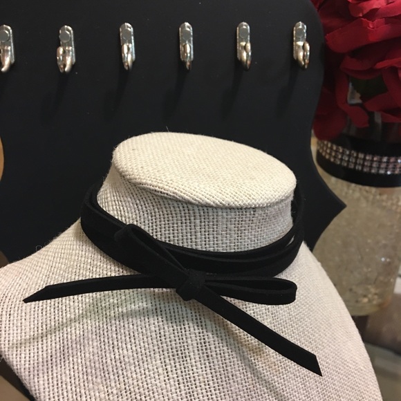 Banana Republic Jewelry - 💥Black velvet choker from banana republic